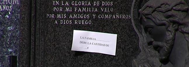 Las l�pidas del cementerio de Beniparrell aparecen cubiertas de pegatinas con avisos a morosos