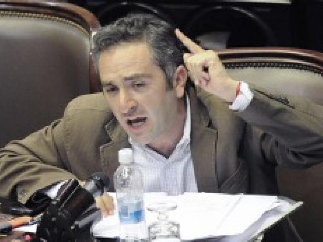Larroque presentó un proyecto de ley para regularizar las relaciones laborales en los call center