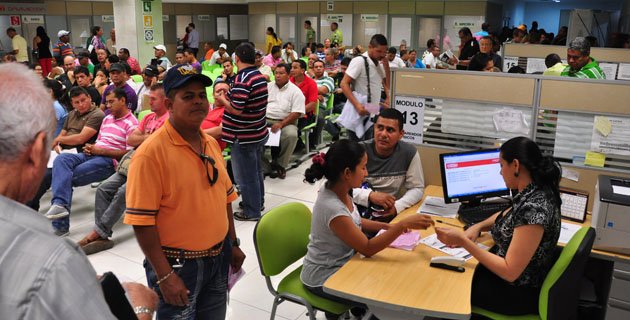 Largas filas de morosos de multas para obtener descuento