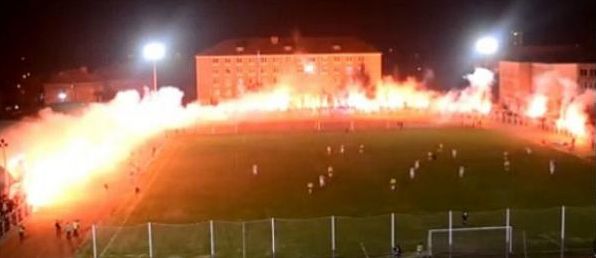 Prenden fuego un estadio para motivar a los jugadores